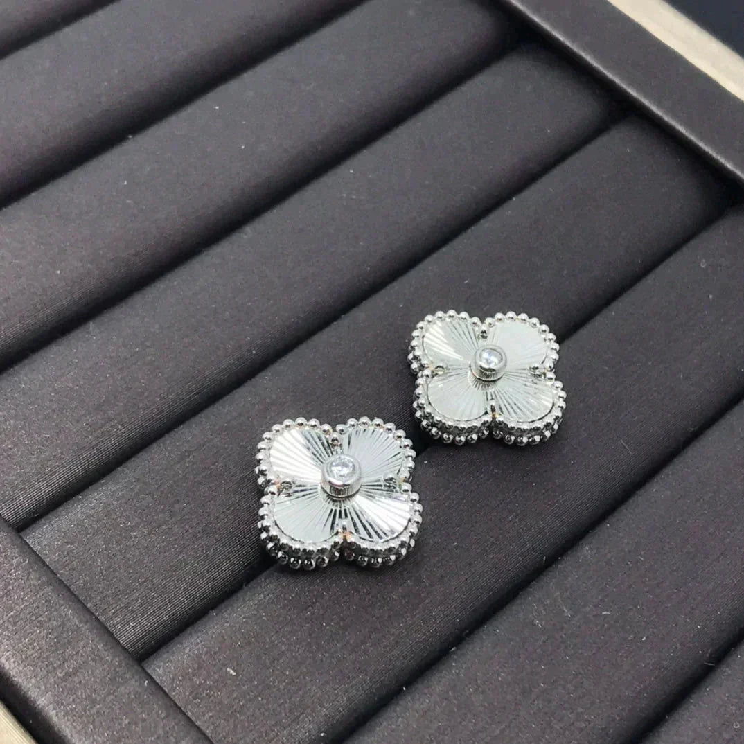 Miro クローバーミニ 9.5MM レーザーピアス