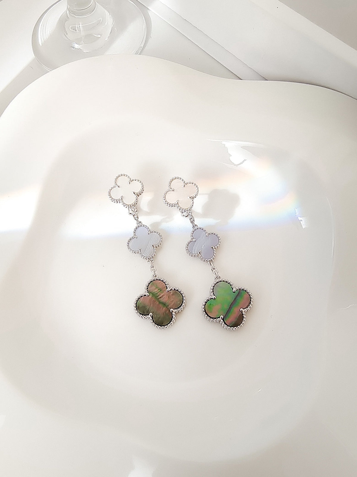 ミロ クローバー 3モチーフ カルセドニー ダークマザーオブパール シルバーピアス
